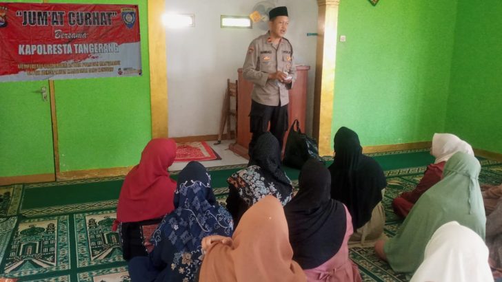 Personil Satbinmas melaksanakan Jum’at Curhat di Ds. Pesanggrahan Kec. Solear Kab.Tangerang