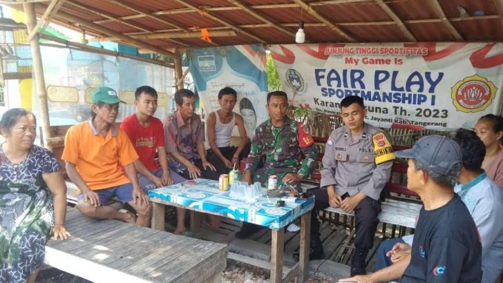 Tetap Jaga Keamanan Di Wilayahnya, Anggota Bhabinkamtibmas Polsek Cisoka Polresta Tangerang laksanakan Program Sambang Polisi RW Di Desanya.