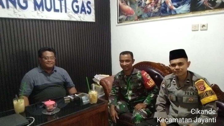 Tetap Jaga Keamanan Di Wilayahnya, Anggota Bhabinkamtibmas Polsek Cisoka Polresta Tangerang laksanakan Program Sambang Polisi RW Di Desanya.