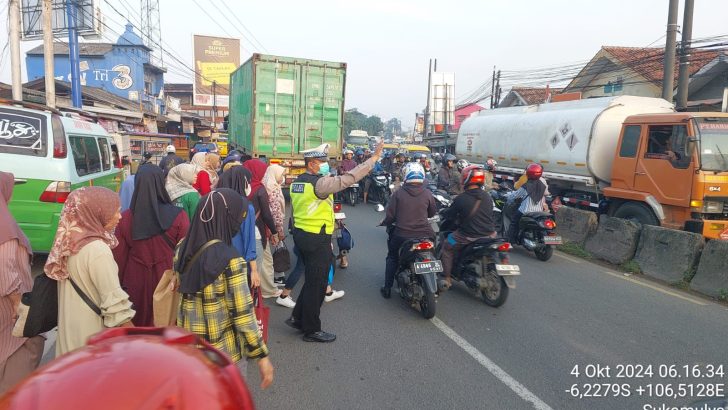 Kegiatan Rutin Polsek Cikupa: Pengaturan Lalu Lintas Jam Pulang Kerja di Jalan Raya Serang