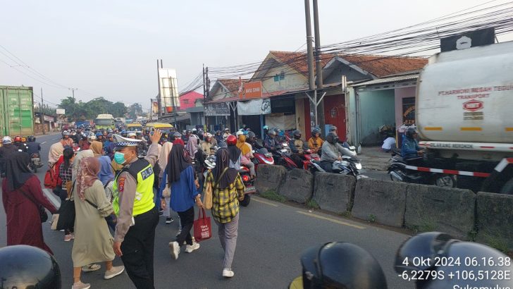 Polsek Cikupa Atur Lalu Lintas di Depan PT Cingluh untuk Kelancaran Arus Jam Sibuk