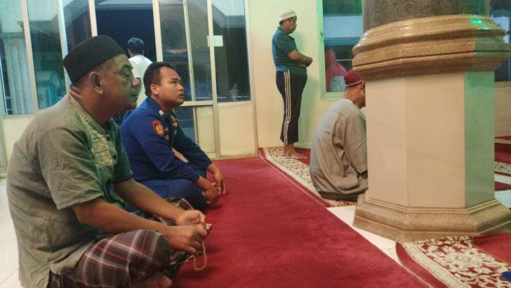 pagi hari Bripka sayoko melaksanakan kegiatan subuh keliling di masjid Kronjo