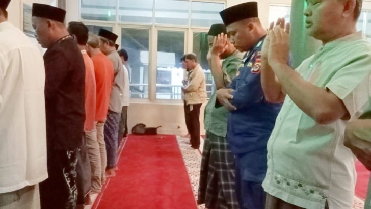 Bripka sayoko melaksanakan kegiatan subuh keliling di masjid Kronjo
