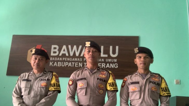 Personil Polresta Tangerang Melaksanakan Pengamanan Dikantor Bawaslu kabupaten Tangerang