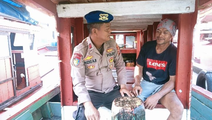 Bharaka Riski melaksanakan kegiatan patroli barcode di mooring uun titi