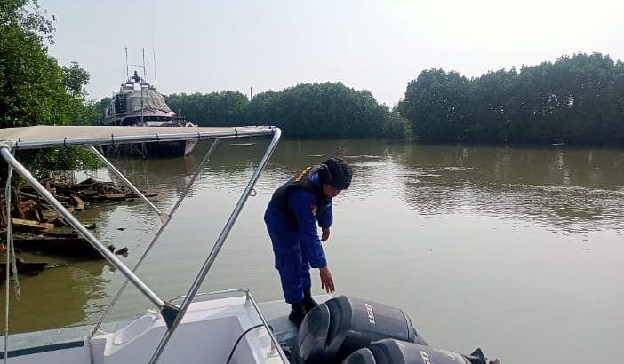 setiap hari Petugas jaga lakukan pengecekan mesin kapal patroli