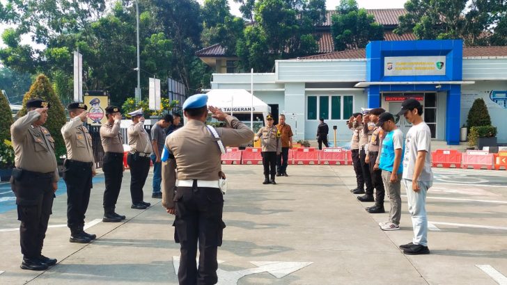 Anggota Sat Intelkam Polresta Tangerang melaksanakan Apel serah terima piket Fungsi di Halaman Mapolresta Tangerang