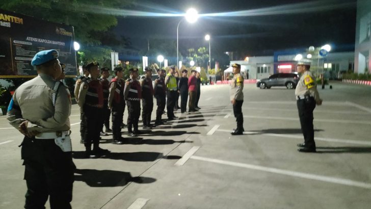 Anggota Sat Intelkam Polresta Tangerang melaksanakan Apel Malam piket Fungsi di Halaman Mapolresta Tangerang