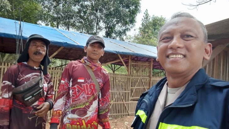 Aipda Bambang kunjungi Tokoh Masyarakat di Desa Cipaeh guna menjalin Tali Silaturahmi dengan para Sesepuh.