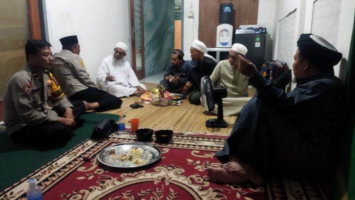 Kapolsek Kresek AKP A. Suryadi bersama Anggota Polsek Kresek lakukan Sambang Tokoh Agama di Desa Kresek sebagai bentuk kepedulian dan pendekatan diri.