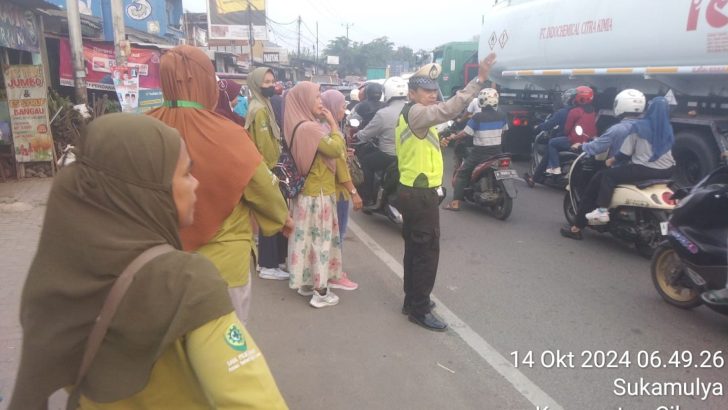 Polsek Cikupa Amankan Jalur Padat di Depan PT. Cingluh Selama Jam Sibuk
