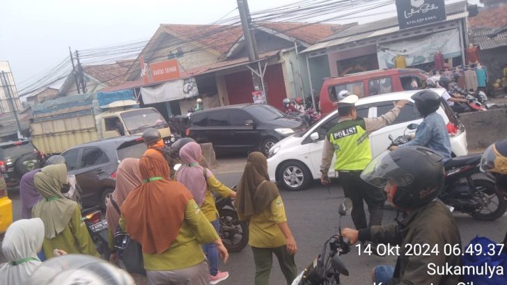 Pengamanan Lalu Lintas di Depan PT. Cingluh, Polsek Cikupa Fokus Jam Pulang Kerja
