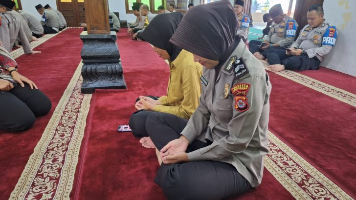 untuk meningkatkan ketaqwaan, anggota Sikeu ikut pengajian rutin