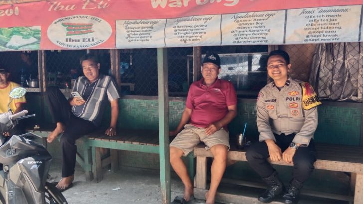 Pesan Kamtibmas Disampaikan Lewat Kunjungan Bhabinkamtibmas di Kampung Palahlar