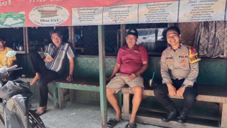 Bhabinkamtibmas Desa Budimulya Kunjungi Warung Warga, Tingkatkan Kepercayaan Masyarakat Terhadap Polri
