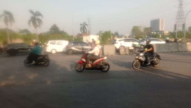 Kamseltibcar Lantas: Polsek Cikupa Amankan Lalu Lintas Pagi di Perempatan Kedaton