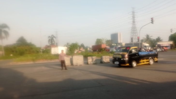 Polsek Cikupa Pastikan Kelancaran Lalu Lintas di Pagi Hari di Perempatan Kedaton