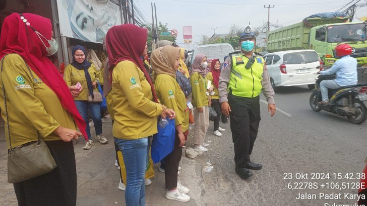 Bripka Reza dan Brigpol Rustam Hakim Kawal Kelancaran Lalu Lintas di Depan PT Cingluh