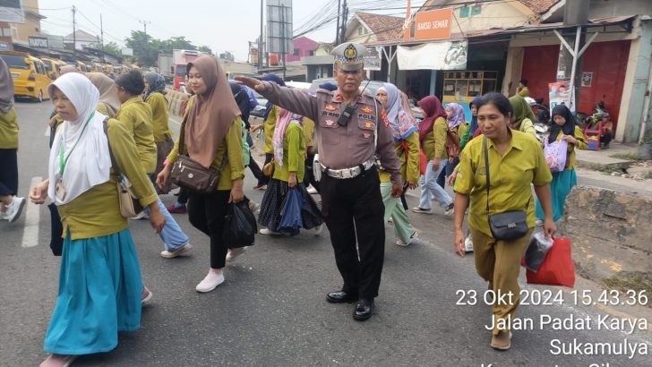 Kepolisian Sigap: Bripka Reza dan Brigpol Rustam Atur Lalu Lintas di Depan PT Cingluh