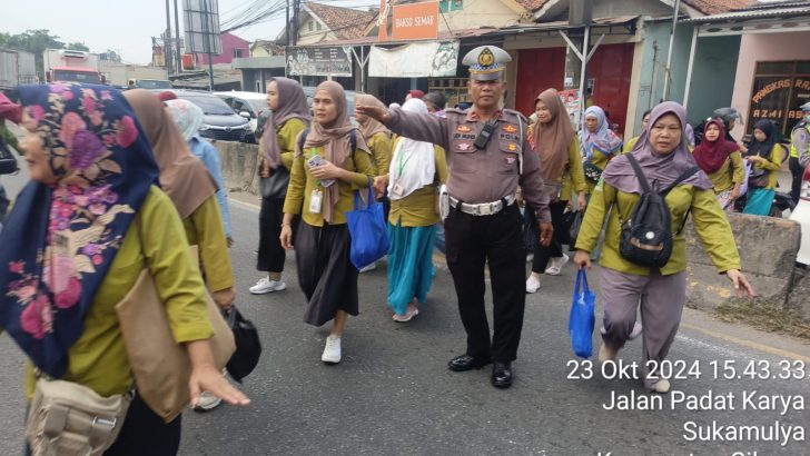 Anggota Polsek Cikupa Laksanakan Protap Gatur Lalu Lintas untuk Jaga Keamanan Jalan Raya