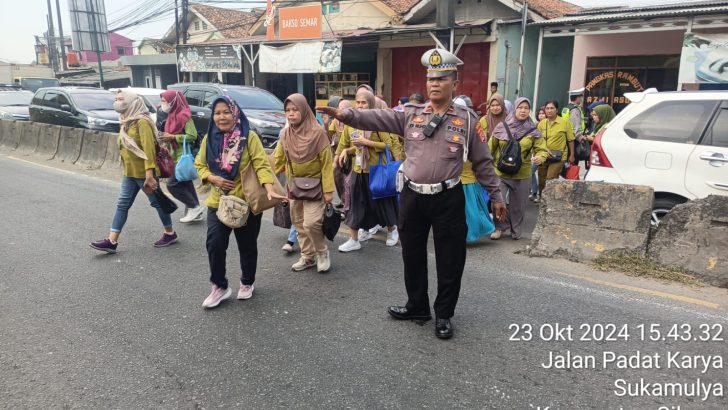 Polisi Cikupa Turun ke Jalan, Atur Lalu Lintas Sore di Jalan Raya Serang
