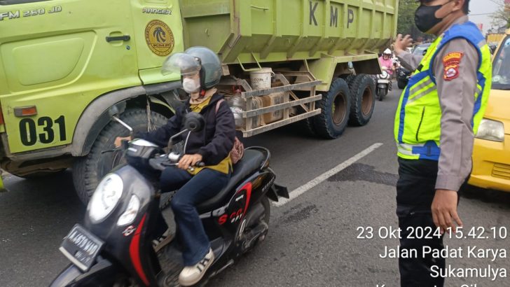 Polisi Hadir di Jalan Raya Serang: Bripka Reza dan Brigpol Rustam Tertibkan Arus Kendaraan