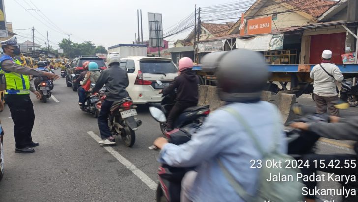 Polsek Cikupa Atur Lalu Lintas di Depan PT Cingluh Demi Kelancaran Arus Kendaraan