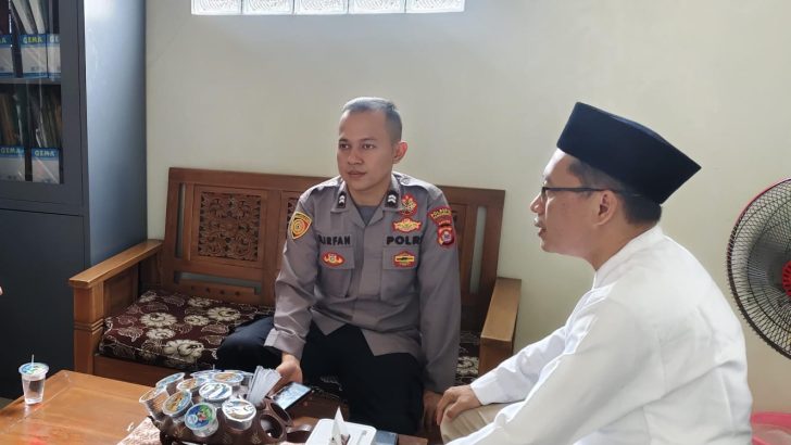 Anggota pospol jayanti Polsek Cisoka Polresta Tangerang menggelar kegiatan sambang DDS sekaligus memberikan pesan-pesan.