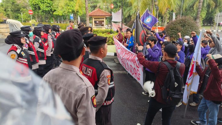 Staf Sikeuangan Amankan Aksi Unras BEM Kabupaten Tangerang.