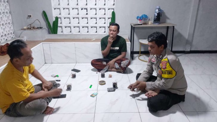 Anggota Polsek Cisoka Polresta Tangerang melaksanakan kegiatan sambang DDS.
