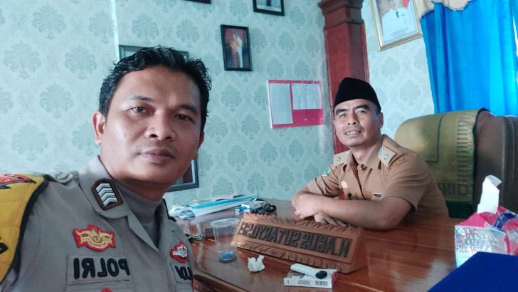 Anggota Polsek Cisoka Polres Tangerang giat melaksanakan sambang dengan warga agar menjaga keamanan.