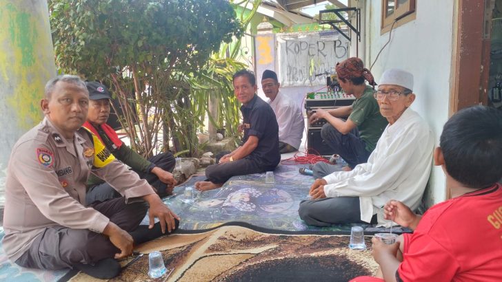 Aipda Bambang kunjungi Tokoh Agama di Desa Pasirampo dalam rangka giat rukun Ulama Umaro