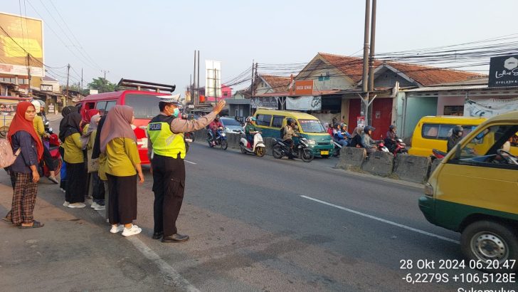 Polsek Cikupa Jaga Kamseltibcar Lantas, BRIPKA Reza Fajar A Atur Lalu Lintas di Depan PT. Cingluh