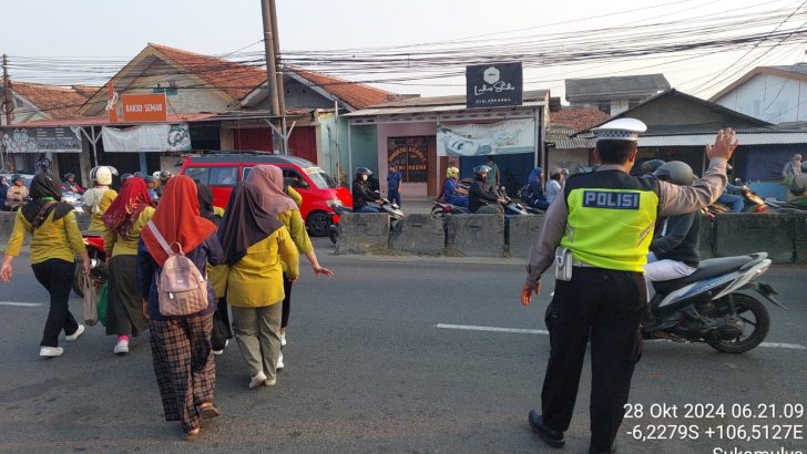 Personel Polsek Cikupa Atur Lalu Lintas untuk Pastikan Keamanan Pengguna Jalan