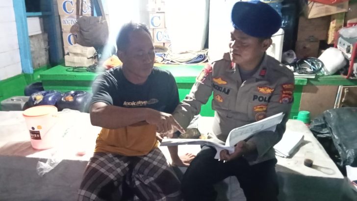 Guna Tertib Administrasi Satpolairud Lakukan Pengecekan Dokumen Kapal Angkut Penumpang dan Barang