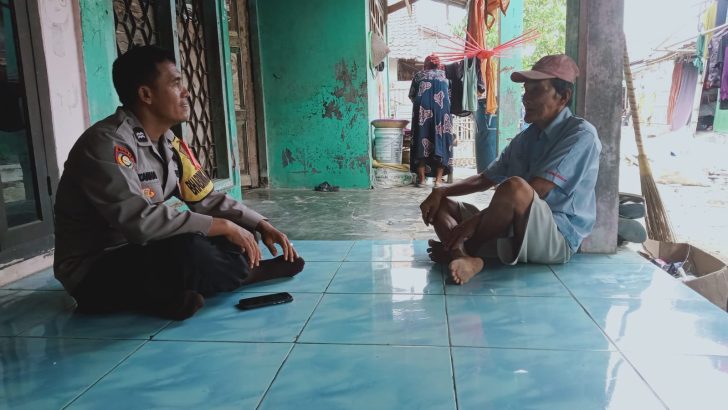 Aiptu Sukarna kunjungi Tokoh Masyarakat di Desa Cipaeh guna menjalin Tali Silaturahmi dengan para Sesepuh.