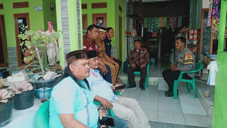 Aiptu Sukarna laksanakan Sambang Warung Bhabin sekaligus mengajak memelihara Keamanan diwilayah Desa Koper