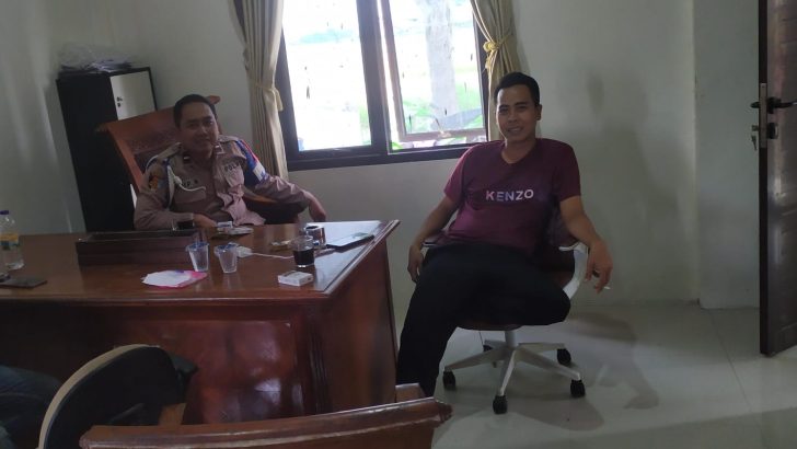 Aipda Arif Nur sambangi kantor Desa sebagai bentuk menjalin Sinergitas dengan Aparatur Desa cibetok
