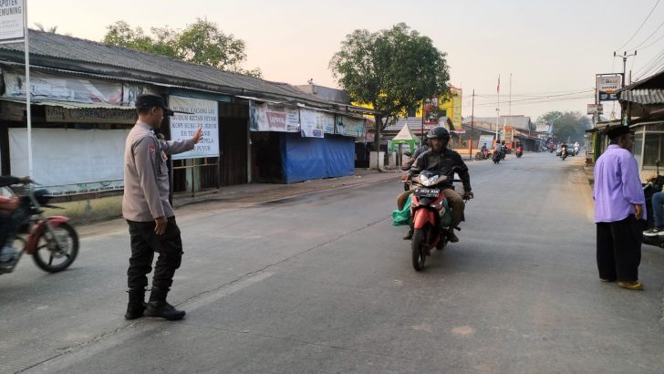 Demi kelancaran aktivitas masyarakat, Aiptu Sukarna lakukan giat Gatur Lalin di pagi hari.