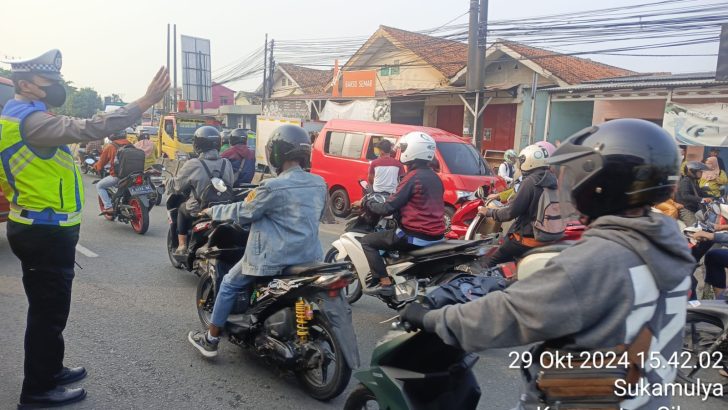 Polsek Cikupa Kawal Lalu Lintas di Depan PT. Cingluh Saat Jam Pulang Kerja