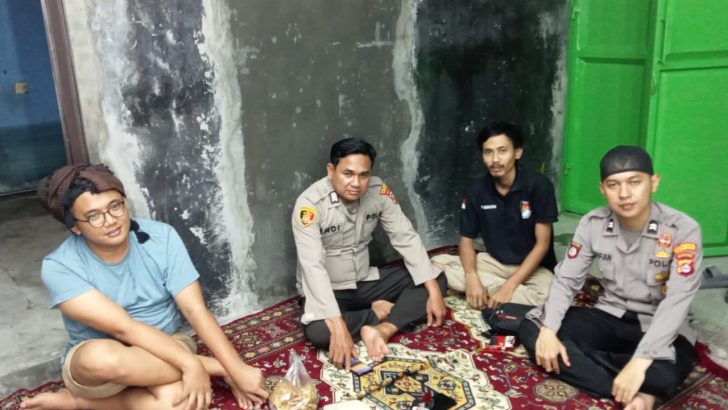 Personil pospol jayanti Polsek Cisoka Polresta Tangerang melaksanakan giat sabang dalam rangka meningkatkan partisipasi terhadap warga.
