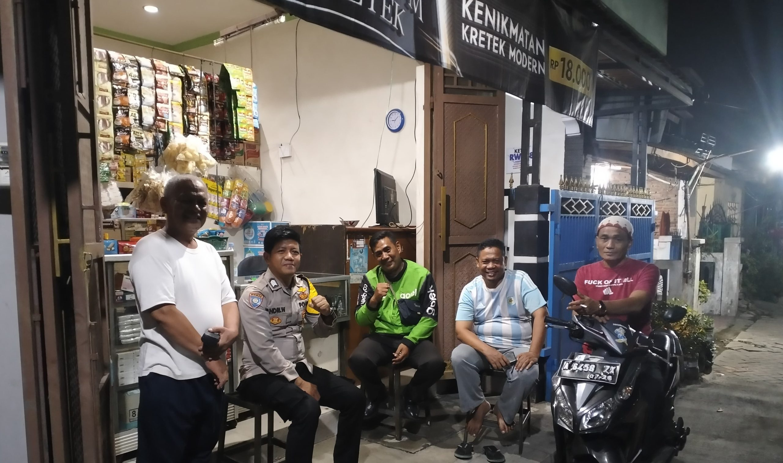 Bhabinkamtibmas Polsek Pasar Kemis Sambangi Ketua RW, Imbau Pesan-pesan Kamtibmas