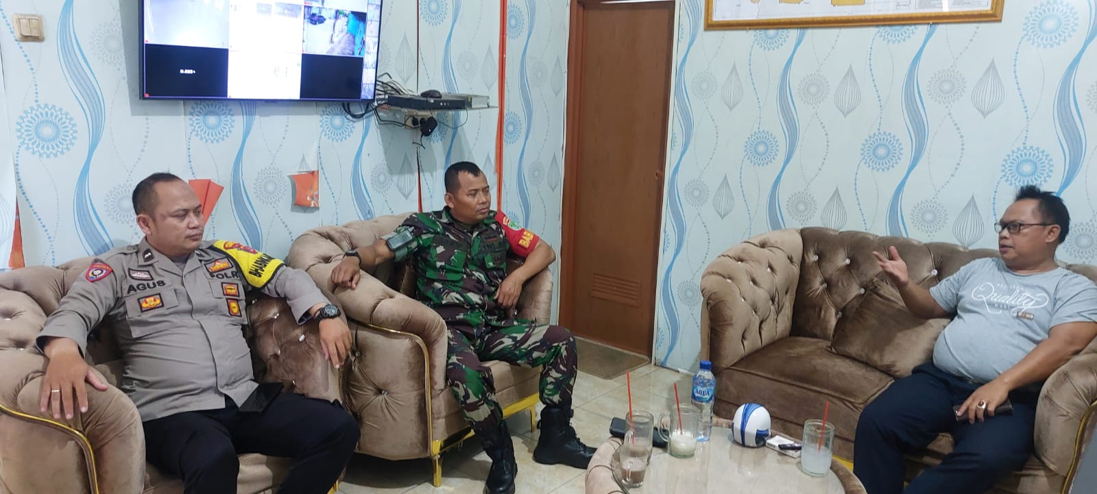 Bhabinkamtibmas dan Babinsa Sambang Kantor Lurah Berikan Imbauan Kamtibmas
