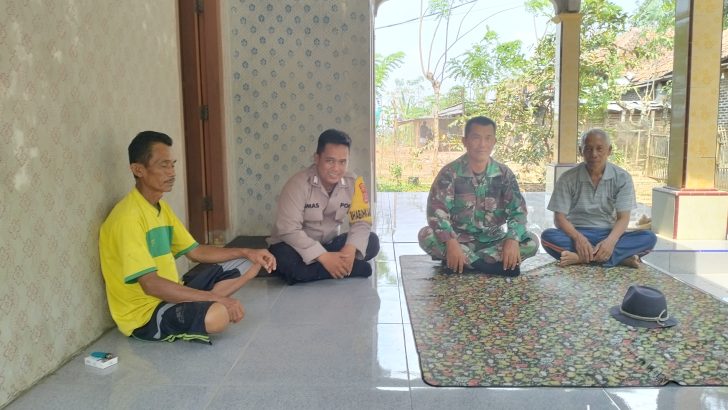 Bripka Dimas H A kunjungi warga di Desa dalam rangka menjalin Sinergitas TNI-Polri dengan warga di Desa Tamiang