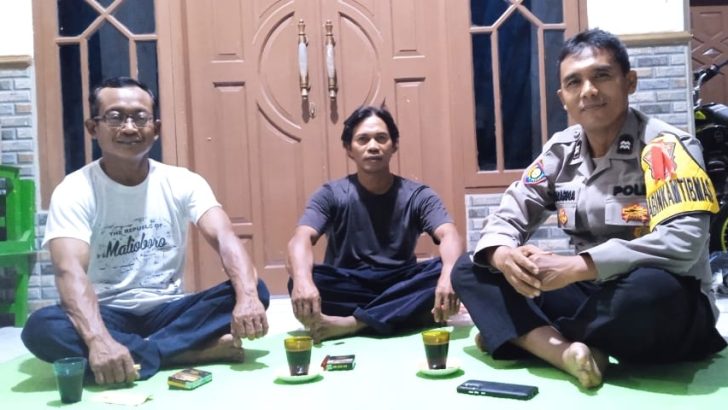 Pastikan wilayah aman, Aiptu Sukarna lakukan giat Patroli Sambang Warga di Desa Renged