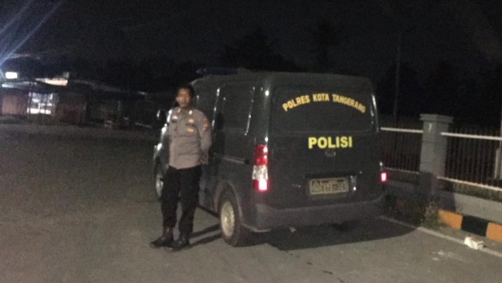 Pastikan wilayah aman, Bripka Yonas A lakukan giat Patroli Mobile malam hari di Desa Patrasana