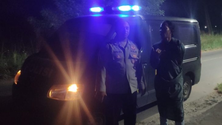 Memberantas kenakalan remaja, Briptu Rifki E lakukan Patroli Mobile di Desa Tamiang Kecamatan Gunung Kaler Kabupaten Tangerang
