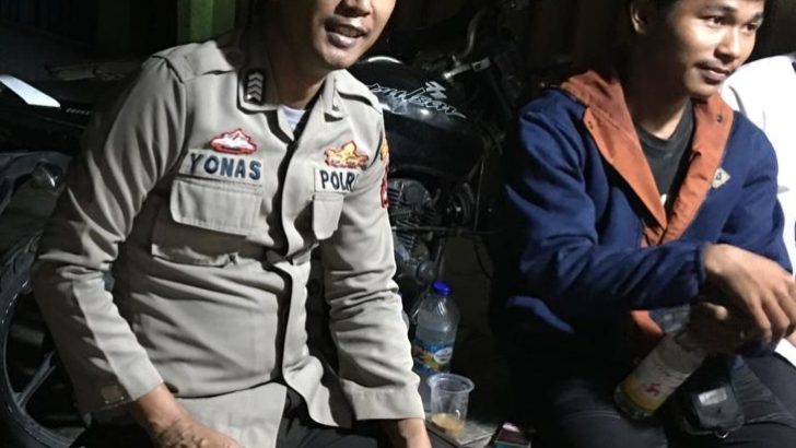 Semakin dekat dan erat dengan warga binaannya di Desa Kresek, Polisi RW Bripka Yonas lakukan sambang