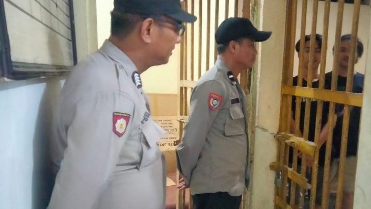 Menjaga keamanan Polsek Kresek, Aipda Ucu M dan Bripka Rijal lakukan Pengecekan kondisi Tahanan di Mapolsek Kresek Polresta Tangerang