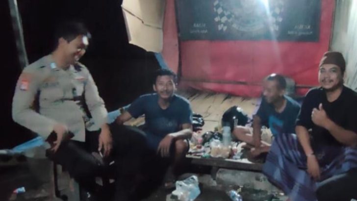 Bripka Yonas A lalukan Patroli Sambang, sebagai bentuk upaya pendekatan diri dengan masyarakat di Desa Sidoko
